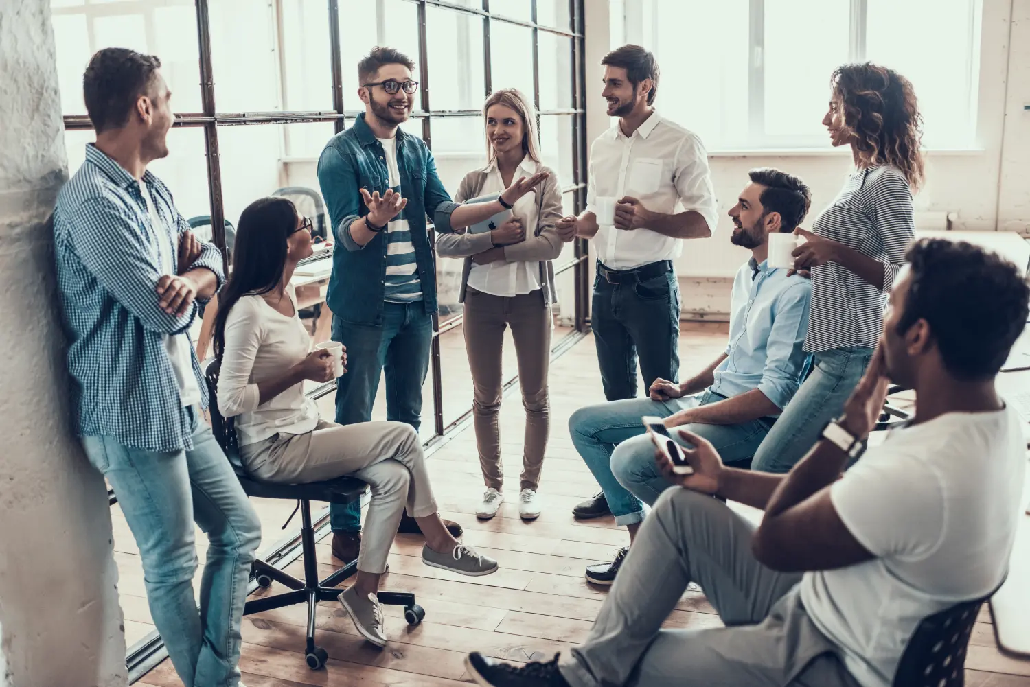 Gruppe junger Geschäftsleute macht Pause im Büro